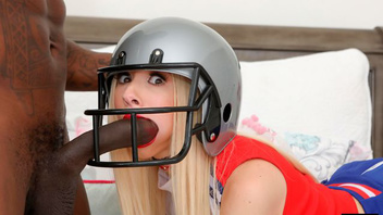 Юная сексапильная черлидерша получила в дырочки огромный черный член