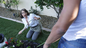 Прекрасная брюнетка Крисси Линн развлекается с большим членом любовника