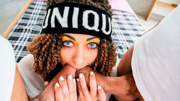 Лола Шайн кайфует и развлекается с двумя страстными горячими членами