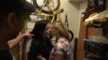 Две страстные подружки разделили одного парня и его большой твердый член