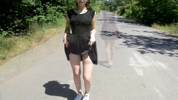 Русское,  не удержался и трахнул красивую подругу в лесу