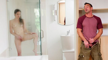 Парень подсмотрел за сводной сестрой в душе и получил заветные дырочки