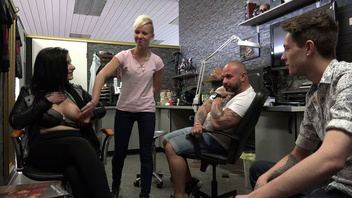 Две страстные красотки своими дырочками удовлетворяют ненасытных парней