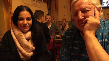 Молодая брюнетка за столиком в кафе сосет и получает куни от старика