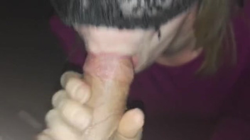 Русское,  за двадцатку блондинка  готова на отсос и  секс  на лестнице