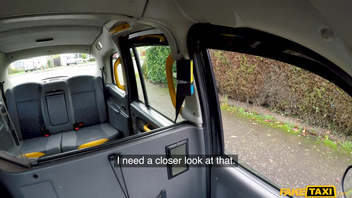 Прекрасная блондиночка открыла свои горячие дырочки ненасытному таксисту