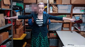 Похотливый начальник совратил свою новую сексапильную сотрудницу