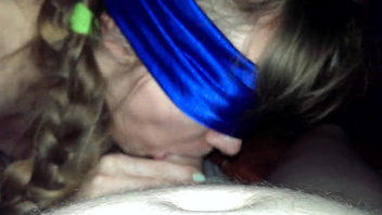 Русская  сучка отсосала с окончанием в рот на новый год