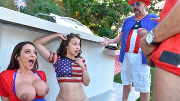 Две сексуальные брюнетки разделили между собой член молодого парня