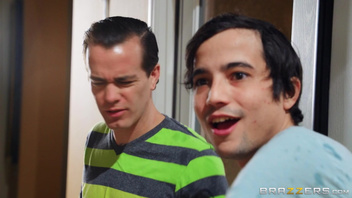 Сексуальная большегрудая зрелка трахнулась с другом своего пасынка