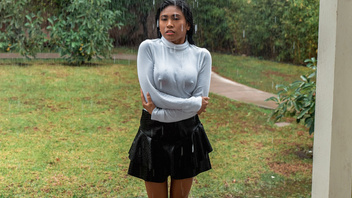 Страстная брюнетка отблагодарила черного парня своими тугими дырочками