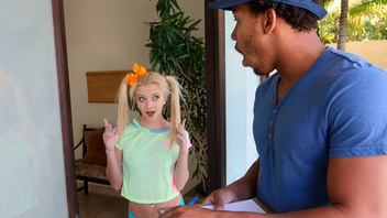 Миниатюрная блондинка кайфует от большого черного члена в своей киске