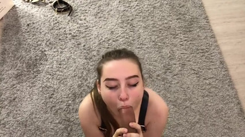 Русское, минет от первого лица у  девахи получается на отлично