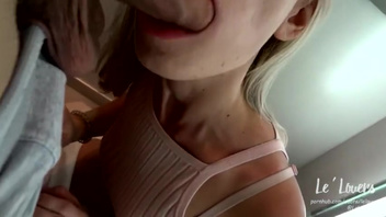 Русская  блондинка соснула и дала за спасибо в примерочной