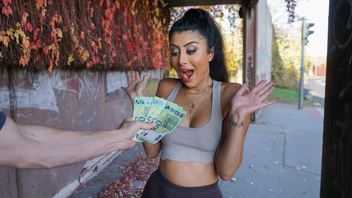 За деньги стройная брюнетка готова отдаться страстному незнакомцу