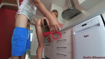 Русский муж дерет раком горячую жену Сашу и кончает ей на лицо и в рот на кухне