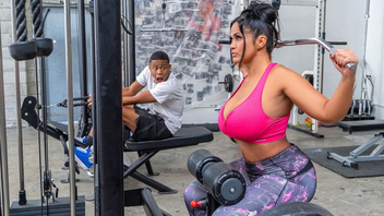 Член парня быстро вскочил при виде грудастой красотки в спортивном зале