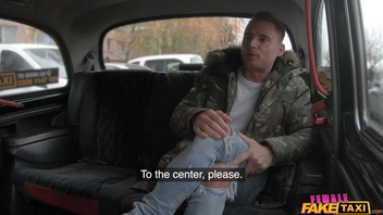 Страстная блондинка работает в такси и обожает трахаться со своими клиентами