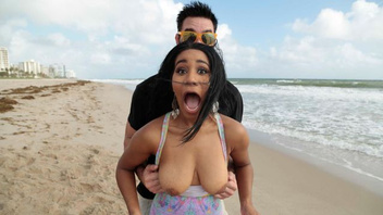 Молоденькая темноволосая красотка Дженна Фокс развлекается с горячим парнем