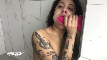 Кудрявая татуированная сучка демонстрирует навыки минета в душе