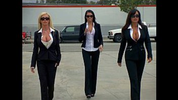 Грудастые криминальные суки