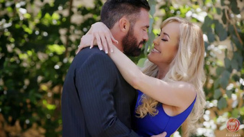 Шикарная светловолосая дама Брэнди Лав развлекается со страстным молодым парнем