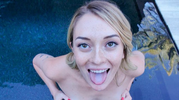 Горячая Шарлотта Сайнс развлекается на улице с большим толстым членом