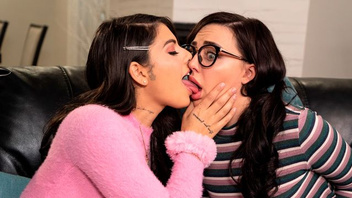 Страстная красотка соблазнила свою темноволосую подружку в очках