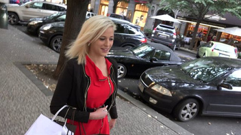 Парень соблазнил молодую страстную блондиночку и как следует трахнул ее в машине