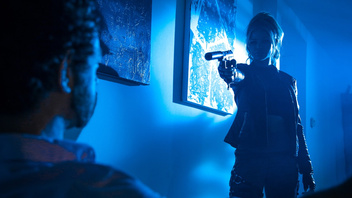 Молодой кудрявый парень жарко трахает молодую сексапильную блондинку