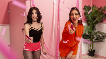 Дезире Далс страстно развлекается со своей подружкой Обри Валентайн