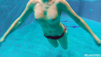 Горячая парочка решила заняться страстным сексом возле бассейна