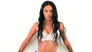 Ненасытная брюнетка Джулия Кей страстно трахнута двумя парнями