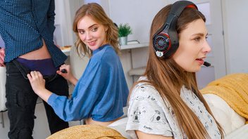 Молоденькая похотливая красотка трахнулась с парнем своей младшей сестренки