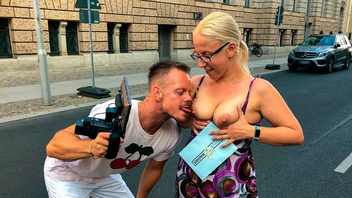 Парень с камерой подцепил на улице молодую блондинку и развел ее на трах