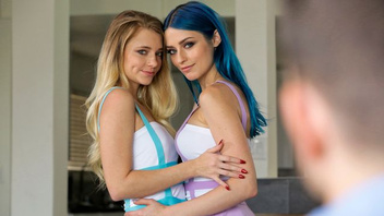 Похотливый парень от души оттрахал двух сладеньких подружек лесбиянок