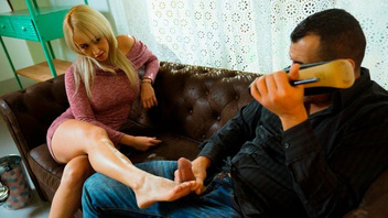 Венгерская красотка и ее любовник фут фетишист жарко трахаются и кайфуют