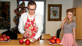 Светловолосая страстная девушка трахается со своим сводным братом