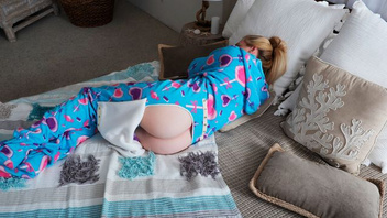 Молодая сексапильная блондинка знает что любит ее похотливый страстный отчим