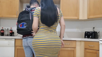 Мачеха с большой задницей не может выйти из коронавирусного карантина, поэтому она трахает своего пасынка