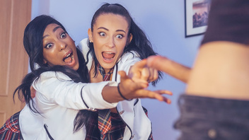 Молодая брюнетка и ее темнокожая подружка трахаются с горячим парнем