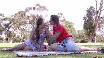 Страстные возбужденные подружки на кровати лижут друг другу влажные киски