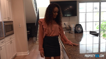 Молодая страстная красотка развлекается с длинным твердым членом