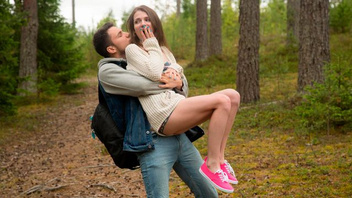 Ненасытная парочка решила уединиться в лесу и там жарко потрахаться