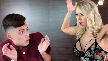 Жаркая мамка Кэти Морган трахается со своим ненасытным пасынком