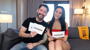 Длинноволосая брюнетка жарко трахается с парнем на камеру и кайфует