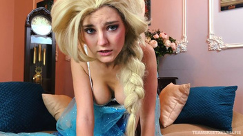 Ева Илайф трахается с парнем в костюме мультфильма и получает кайф