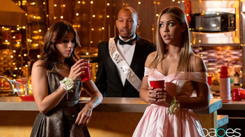 Две страстные особы жарко потрахались с похотливым молодым негром