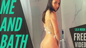 Брюнетка ласкает киску вибратором и интенсивно кончает в ванной