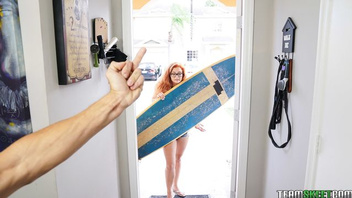 Молодая рыжеволосая дамочка в очках любит получать в свой ротик члены